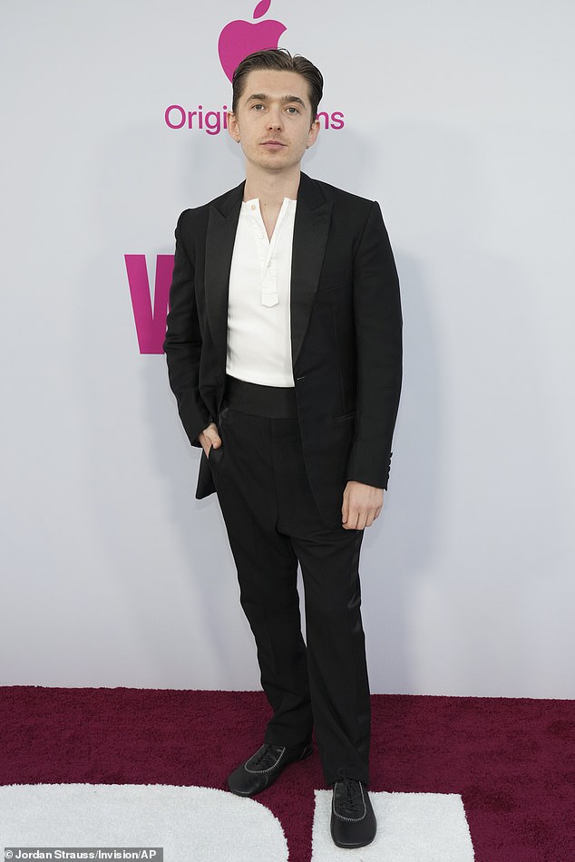 Austin Abrams opted for a pair of black slacks as well as a black blazer that was left unfastened at the front. The actor wore a white shirt underneath and slipped into a pair of black, laced shoes