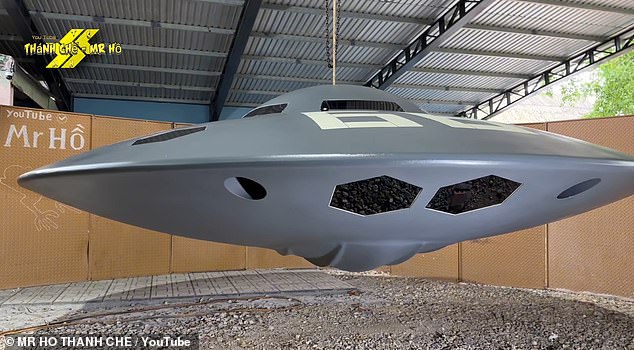 The UFO-shaped boat is completed with a coating of grey paint. Mr Ho also installs a series of solar panels on the upper surface to provide power for the doors and lights