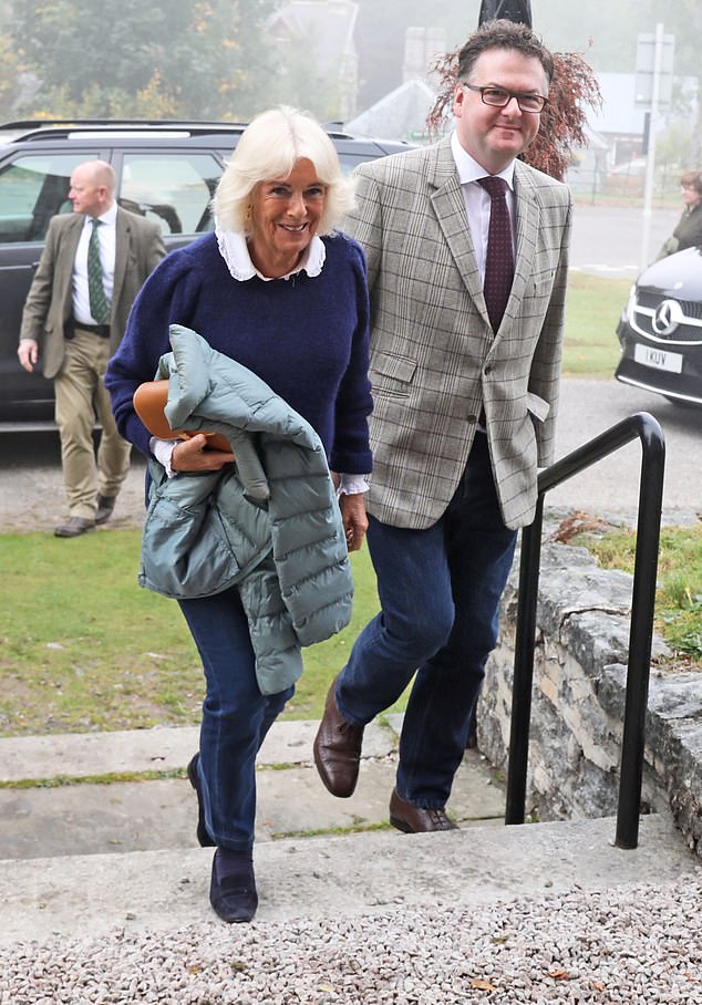 The royal finished off her stylish ensemble with some navy suede shoes and tan leather handbag