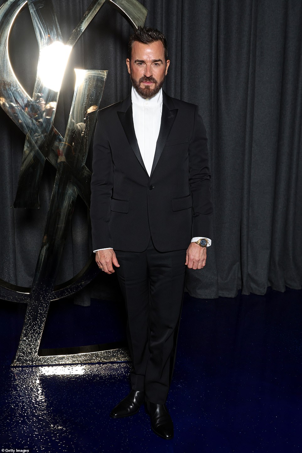 Justin Theroux looked dapper in a highneck shirt and black suit