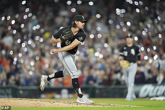 Chicago White Sox pitcher Fraser Ellard throws warmup pitches during the seventh inning