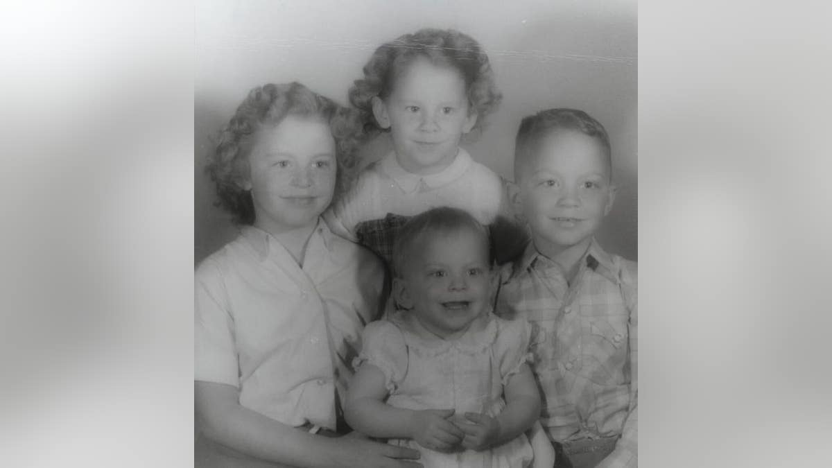 reba mcentire with her siblings as kids