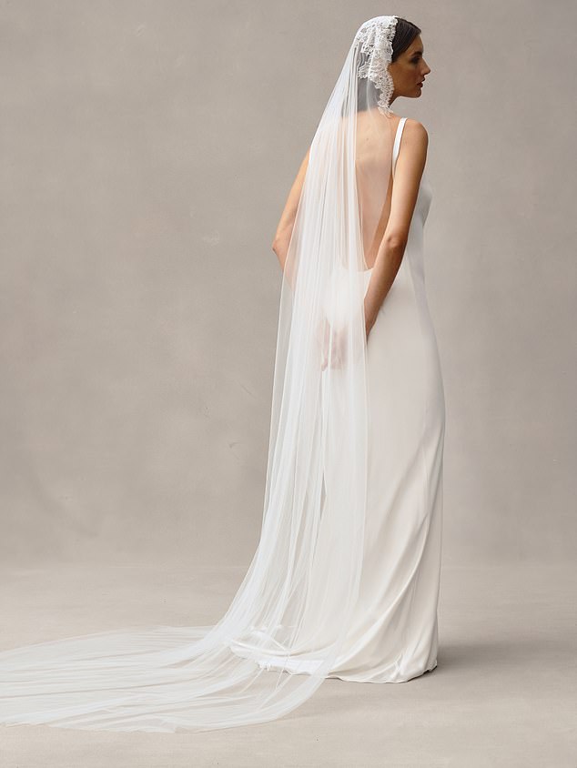 Alexandra Grecco paired a single-layer, lace-edged veil that flowed past the dress to create a stunning visual balance, adding movement and enhancing the overall feminine feel of the dress.