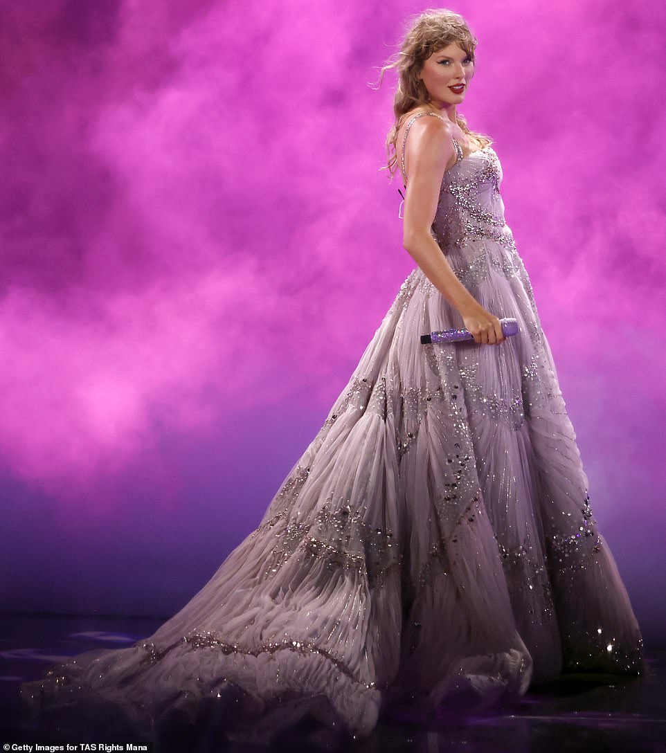 Later in the night, the singer stunned wearing a sleeveless, flowy lavender ballgown that was held up with glittering, silver straps