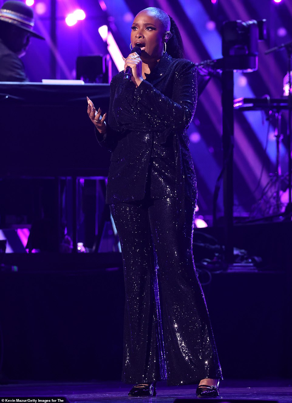 Jennifer wowed wearing a black, sequin outfit that comprised of sparkling pants as well as a matching, fitted blazer