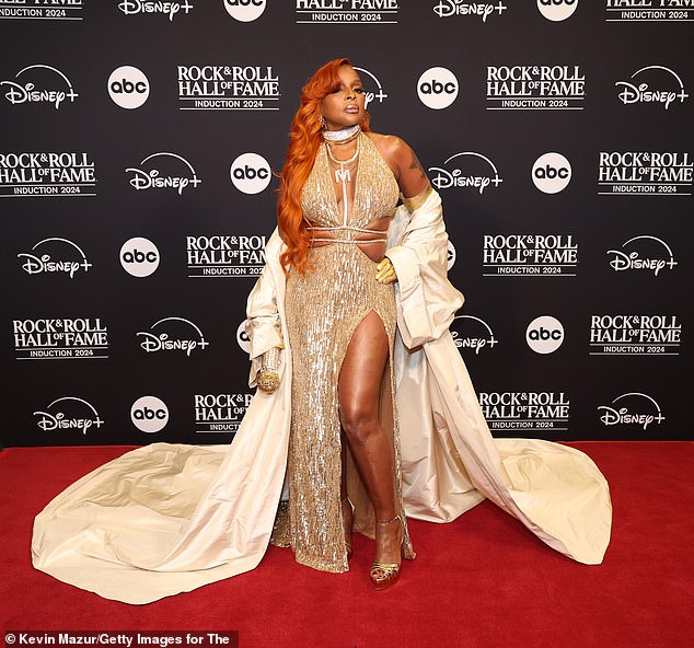 Her bright red hair was styled in old Hollywood-inspired, bombshell curls and she stunned in a sultry, smoldering makeup look to complete her look