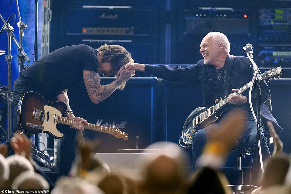 At the end of their performance, Urban was seen humorously bowing towards Peter - who began laughing at the moment