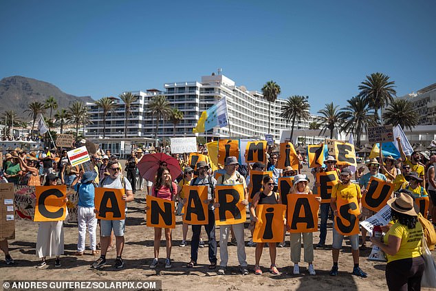 The scenes occurred soon after protesters had started a midday march at a shopping centre