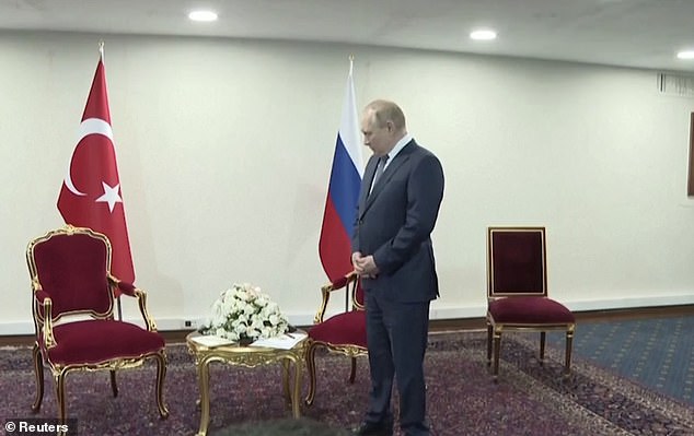 Putin confidently strode into the room to meet Erdo¿an, but was left standing as cameras captured the embarrassing moment