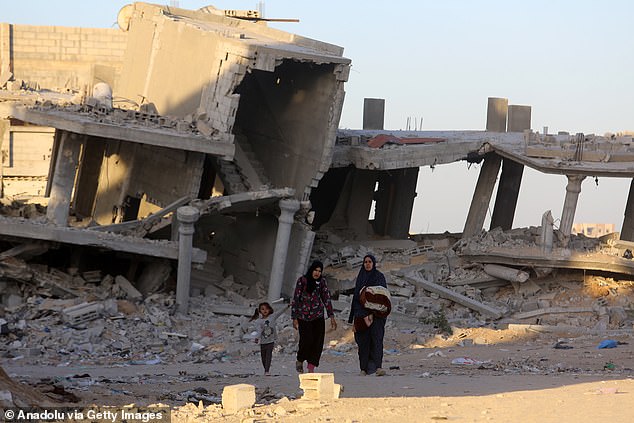 Palestinians return their homes with the withdrawal of Israeli army in Khan Yunis on Friday