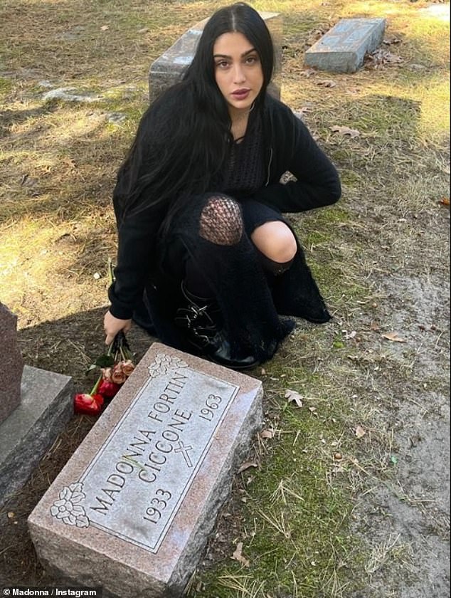 28-year-old Lourdes kneeled beside her grandmother's gravestone and posed for a snap