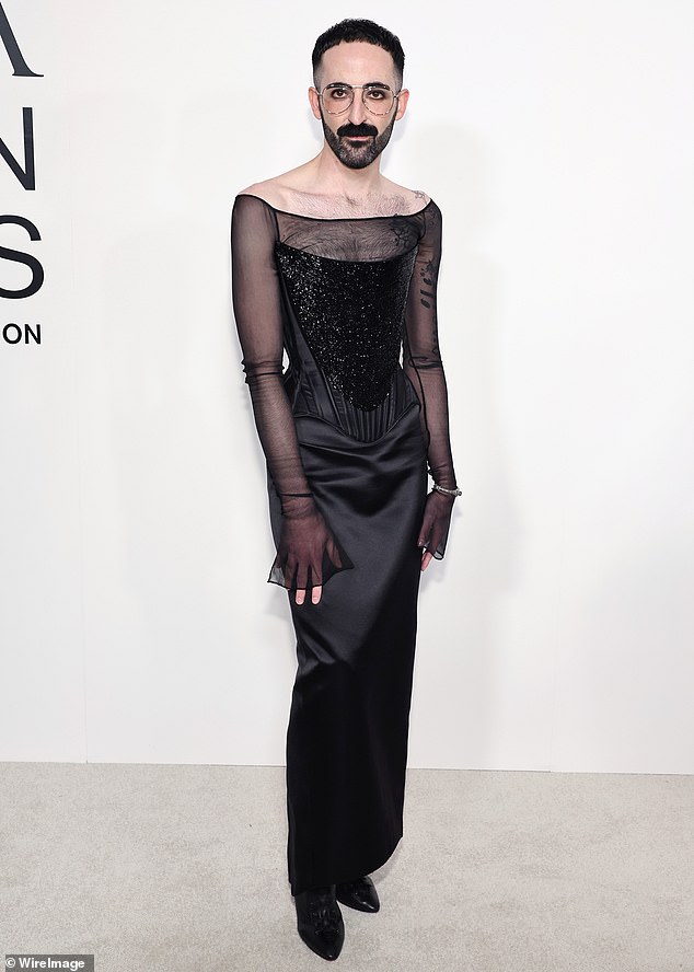 Jackson Wiederhoeft donned a black, corset-styled ensemble as well as black shoes while at the awards ceremony