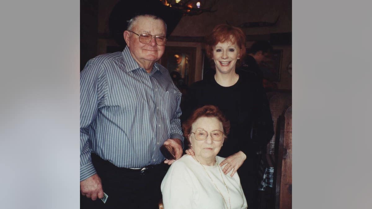 reba mcentire with her parents