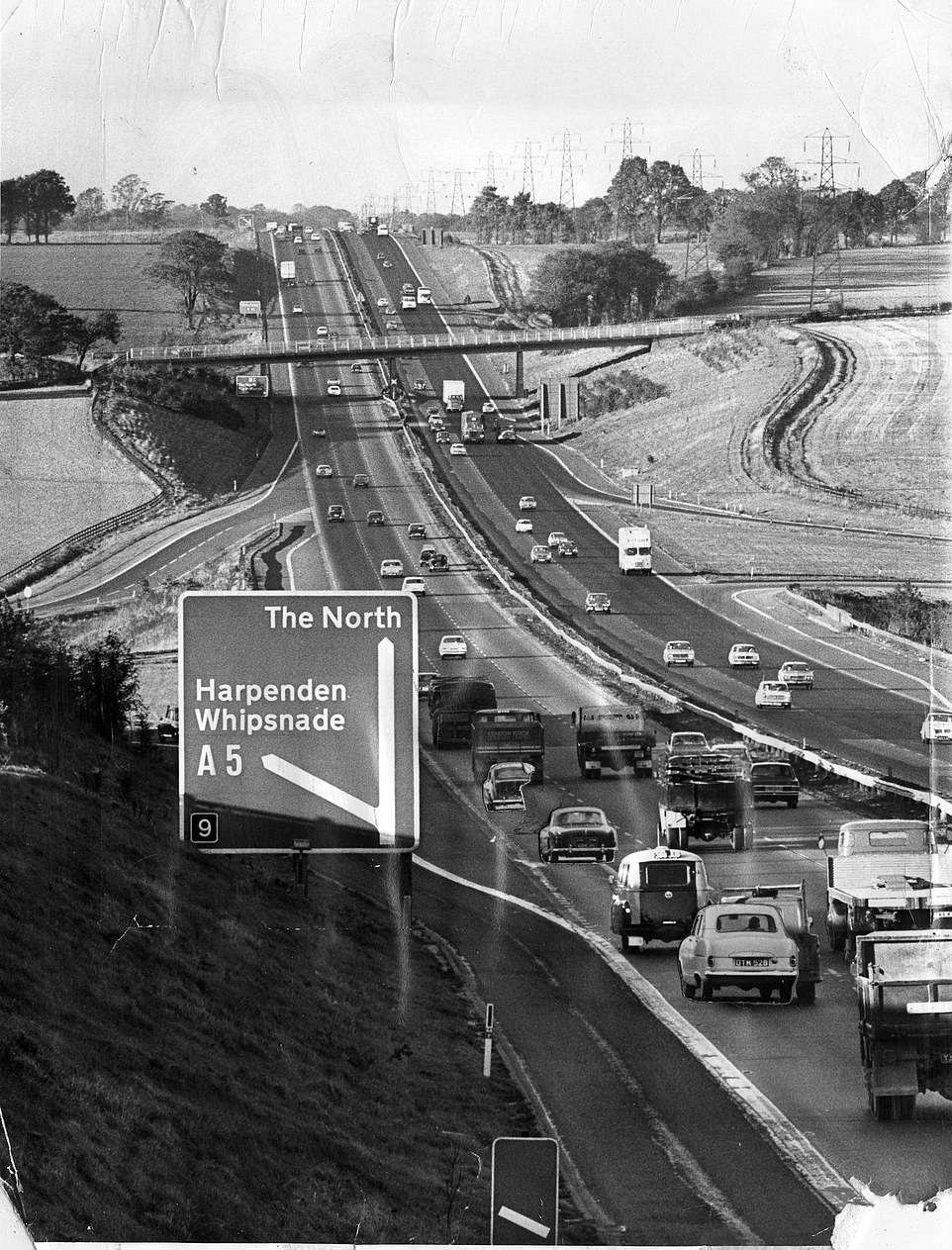 This image from 1971 shows the M1 looking very different to how it is today. Lighting was not installed on the motorway until 1973