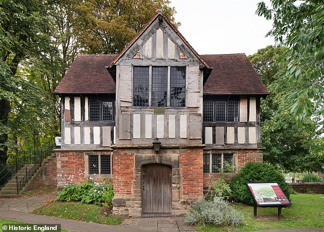 The Old Grammar School was probably built in the early 15th century as the priest's house to the Church of St Nicholas just across the green