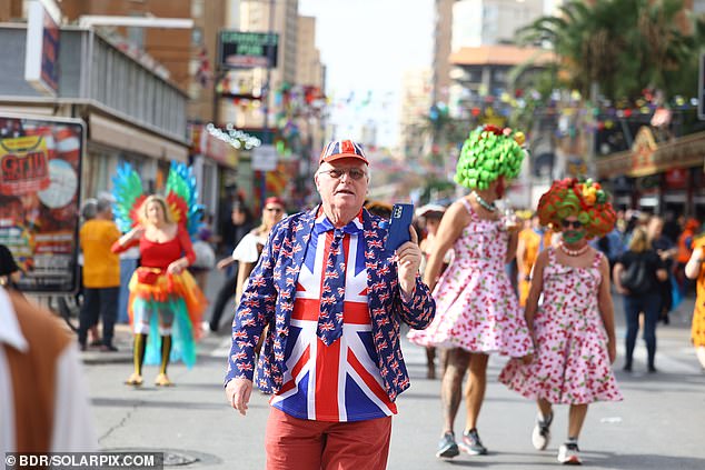 The costume party is held every year on a Thursday following the Major Patron Festivities of Benidorm Costumes and features various kinds of music, paella and colourful floats