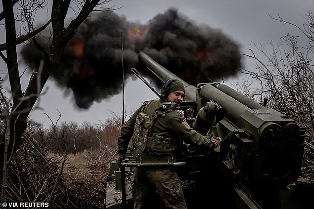 Ukrainian servicemen fire a Howitzer towards Russian troops at the frontline, November 18