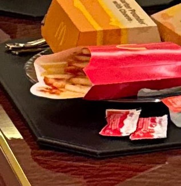 People noticed that Musk had squirted ketchup into his carton of French fries instead of dipping the fries into the packet of ketchup