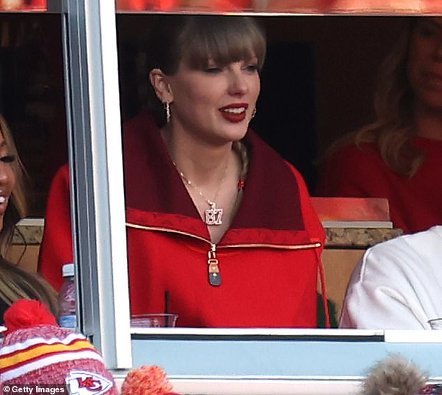 Swift chose to wear a silver-chained necklace with a glittering 87 pendant, while Kelce's mother donned a flashy, gold version