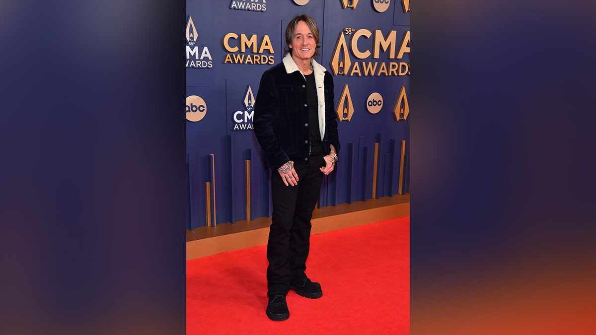 Keith Urban wore an all-black ensemble on the red carpet at the 2024 CMA Awards.