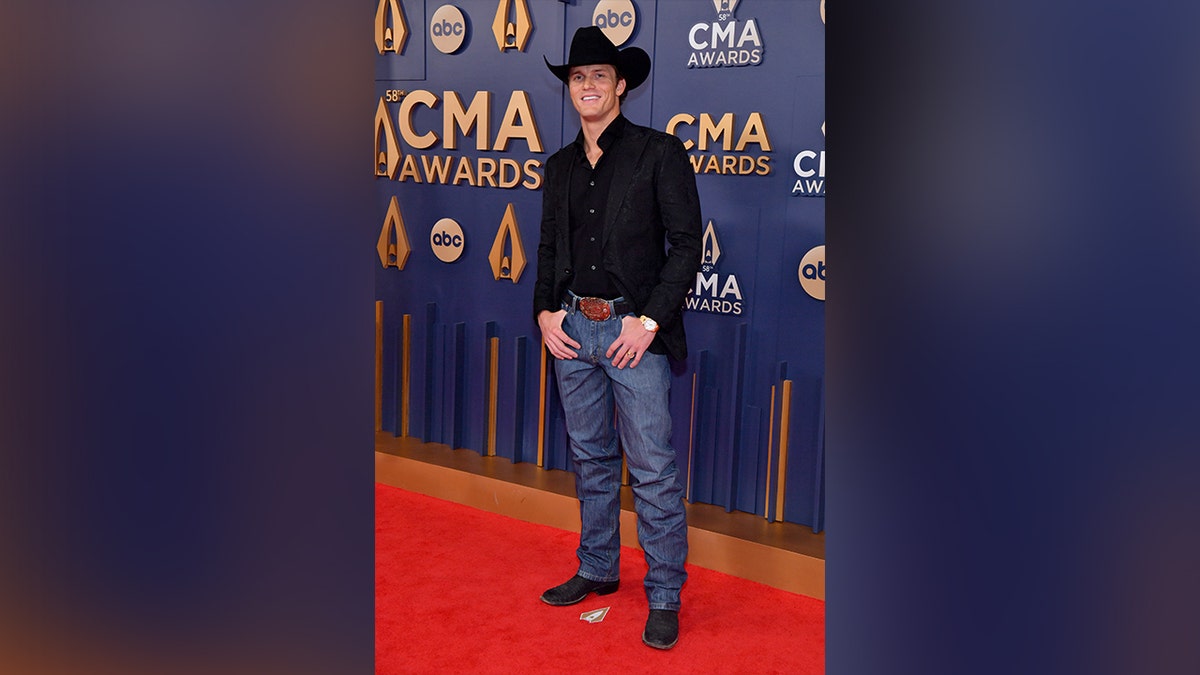 Parker McCollum walked the red carpet at the 2024 CMA Awards in jeans and a black cowboy hat.