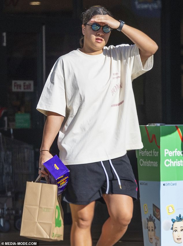 For the outing, Sam kept it casual in an oversized white T-shirt and black shorts, which she styled with a pair of black sliders