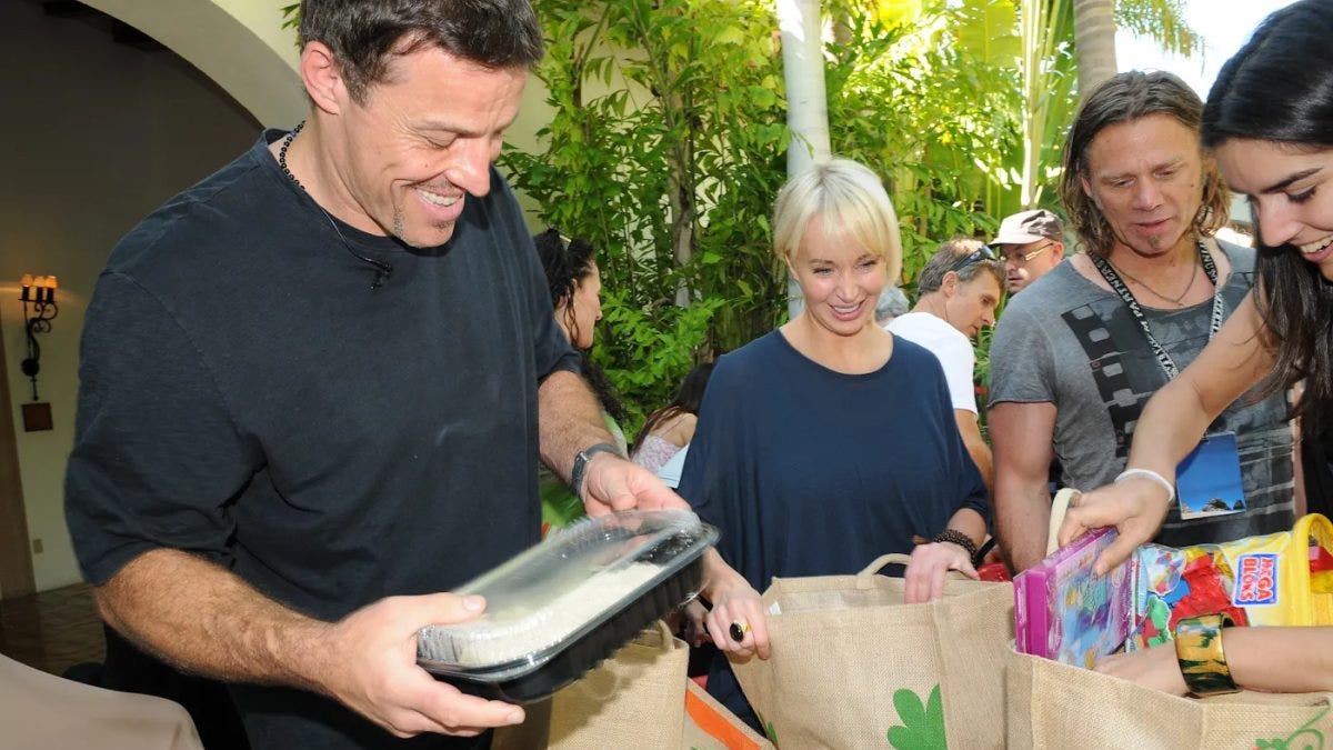 Tony Robbins handing out food