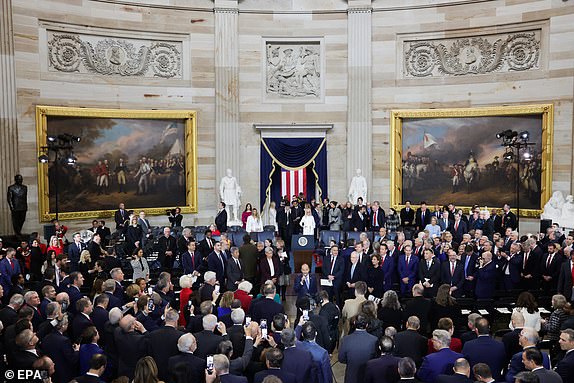 epa11838841 People attend the presidential inauguration of Donald Trump in the Rotunda of the U.S. Capitol in Washington, USA, 20 January 2025.  EPA/Fabrizio Bensch / POOL