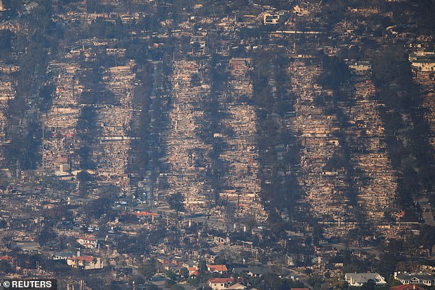 Fires raging in the LA s area reduced some 10,000 structures to ash and rubble, killed at least 10, displaced thousands of others and spread over an area larger than the size of San Francisco