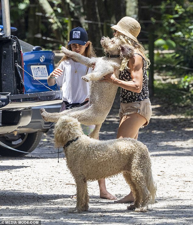 At one moment, Elsa was sweetly seen carrying one of their beloved dogs as she helped them climb into the car