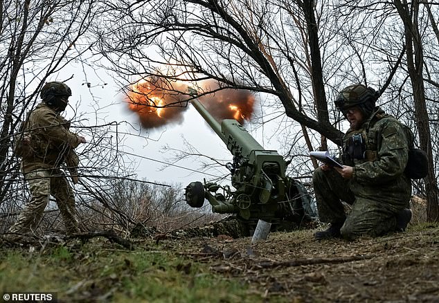 Ukrainian servicemen fire a D-30 howitzer towards Russian troops at a position in a front line, amid Russia's attack on Ukraine, in Zaporizhzhia region, Ukraine January 11, 2025