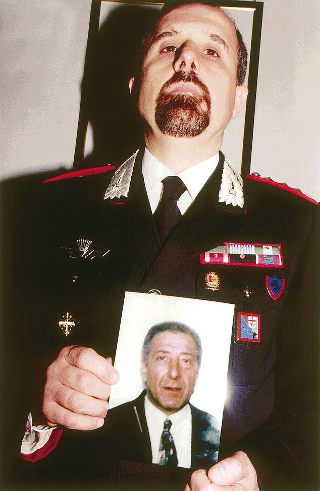 An officer of the carabinieri, Maurizio Gualdi, holding a picture of Donato Bilancia