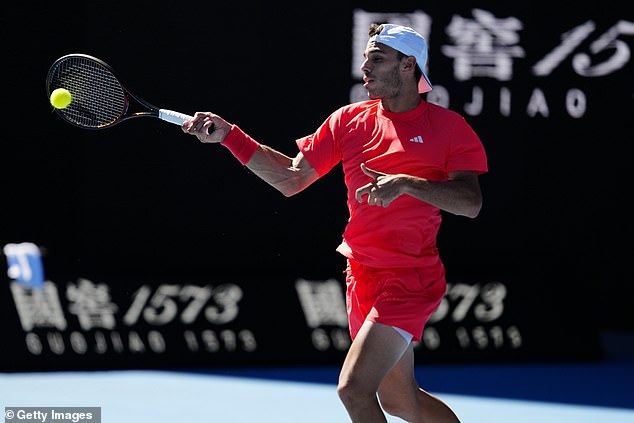 Cerundolo asked questions of De Minaur, using his fantastic tennis intelligence to move the Aussie around the court