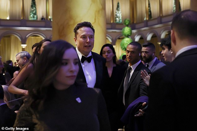 Musk is seen making his way through the guests at Sunday night's dinner