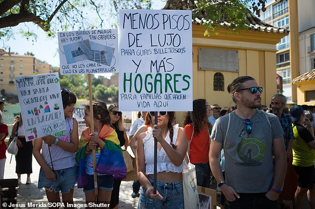 Thousands of people took to the streets in the centre of Malaga to protest against the rising rental prices and to demand a decent housing