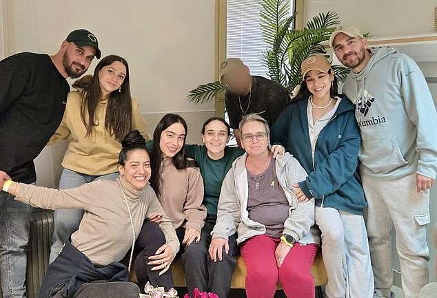 Emily Damari (middle) with her mother Mandy (in pink leggings) and her family