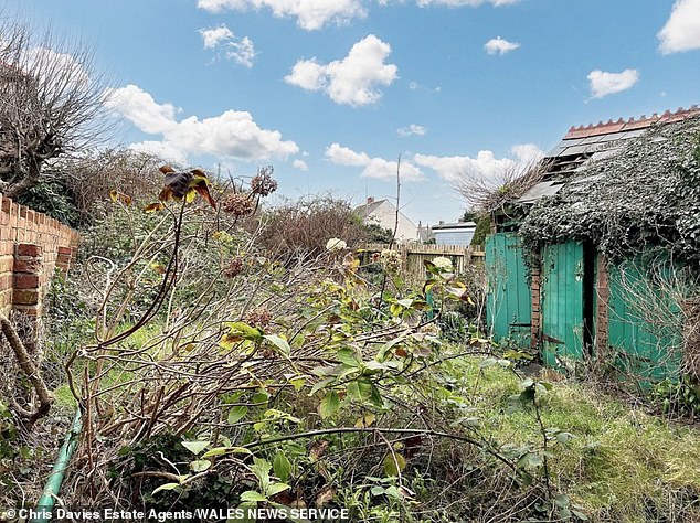 Outside the home sits a decent sized rear garden, along with an outbuilding that could be transformed into a workshop or home office